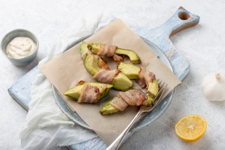 Gebakken avocado in spek en aioli saus