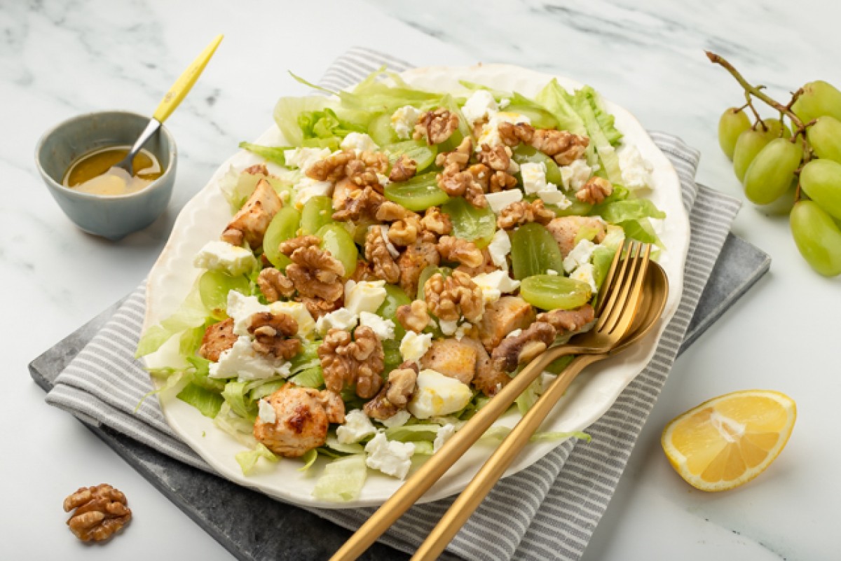 Insalata con pollo e uva