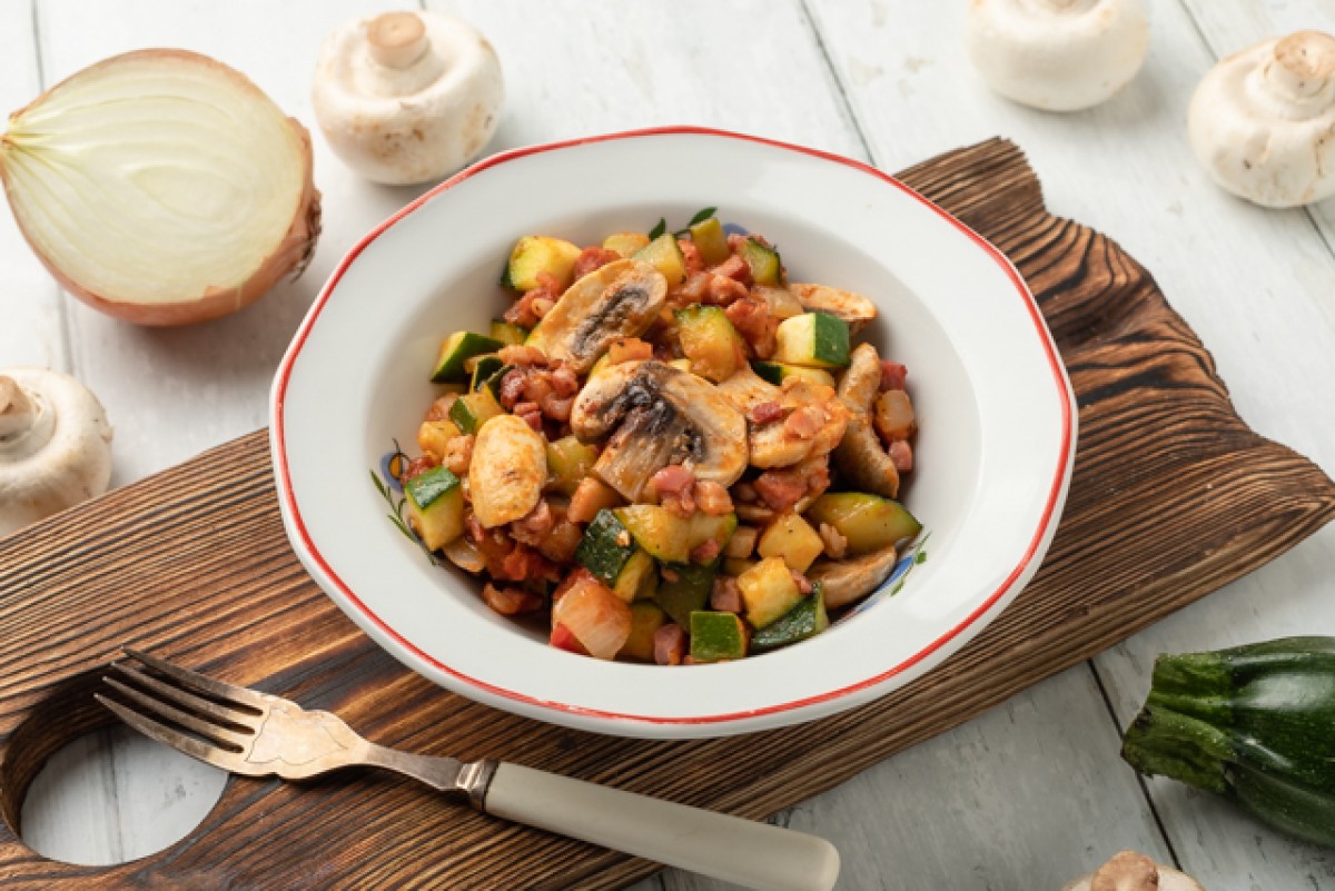 Lecsó met courgette, champignons en spek