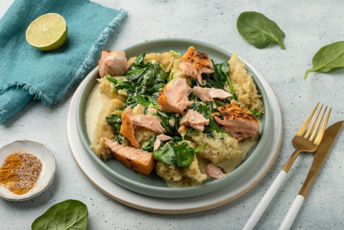 Ñoquis cremosos con espinacas y salmón