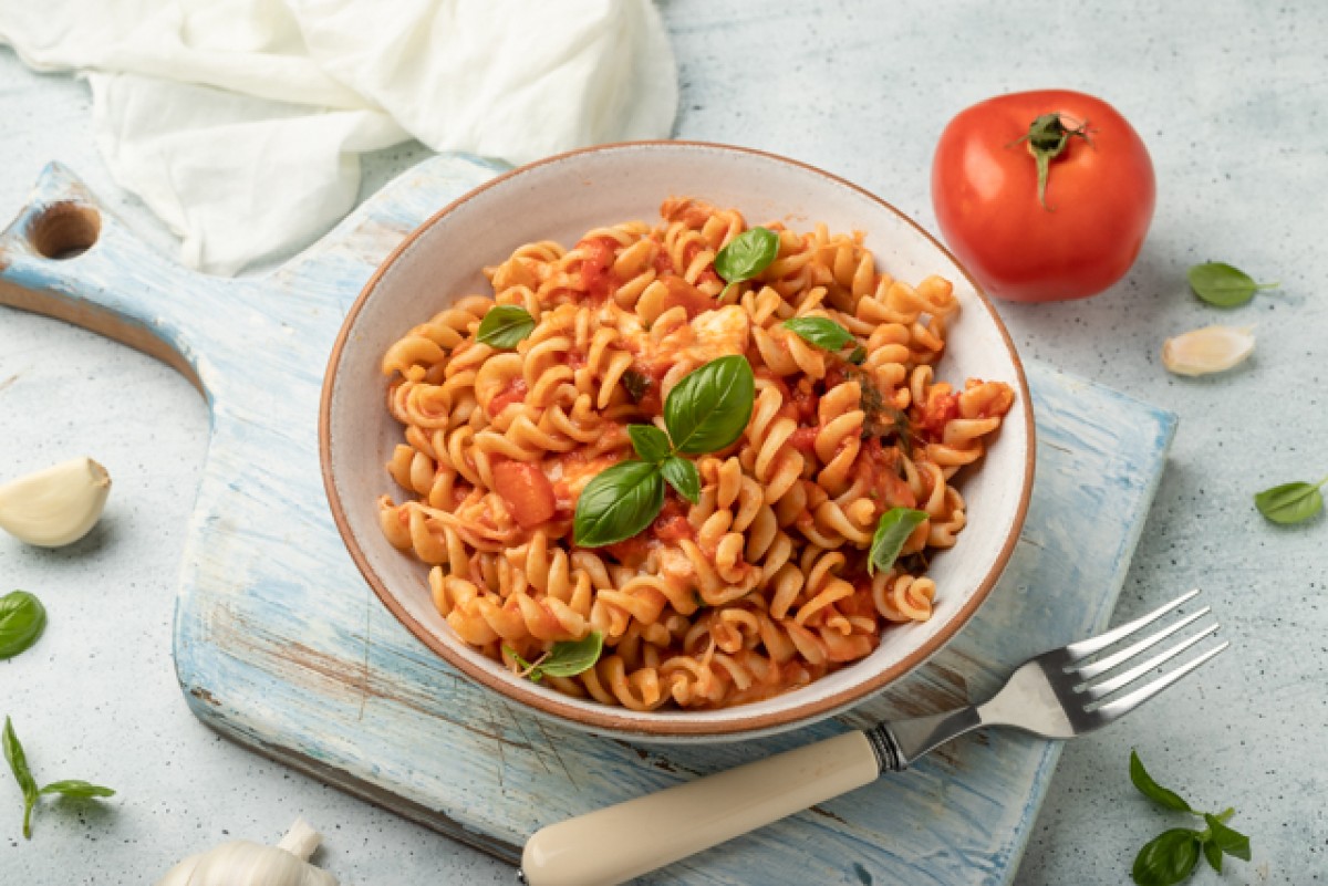 Pasta with mozzarella and tomatoes