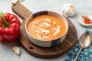 Romige soep met geroosterde paprika