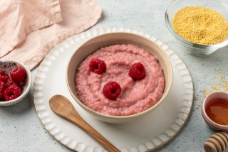 Malinowy budyń jaglany na mleku roślinnym