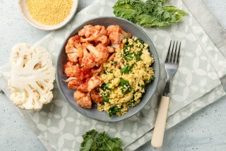 Chou-fleur à la sauce tomate avec millet et chou frisé