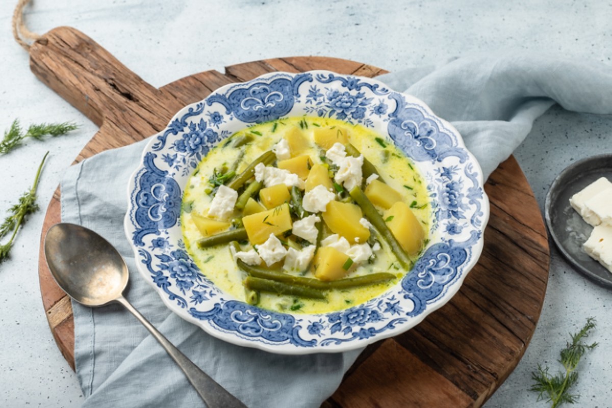 Sopa de judías verdes con queso feta y patatas