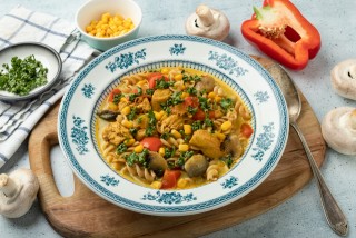 Sopa con pasta, pollo y champiñones