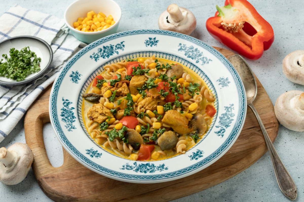 Sopa con pasta, pollo y champiñones