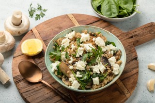 Ensalada de quinoa, champiñones, queso feta y espinacas
