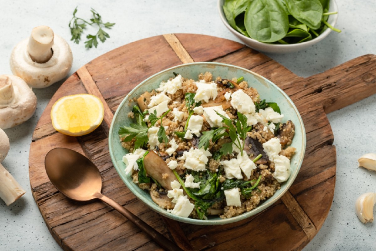 Ensalada de quinoa, champiñones, queso feta y espinacas