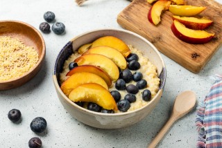 Miglio con mirtilli e pesche noci
