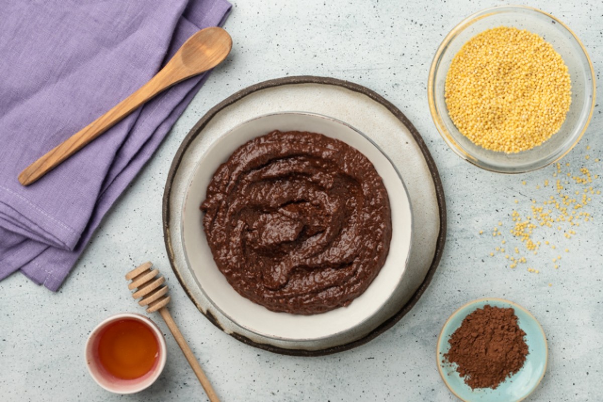 Schokoladen-Hirsepudding auf Gemüsemilch