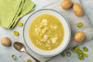 Soupe aux poireaux et pommes de terre avec poulet