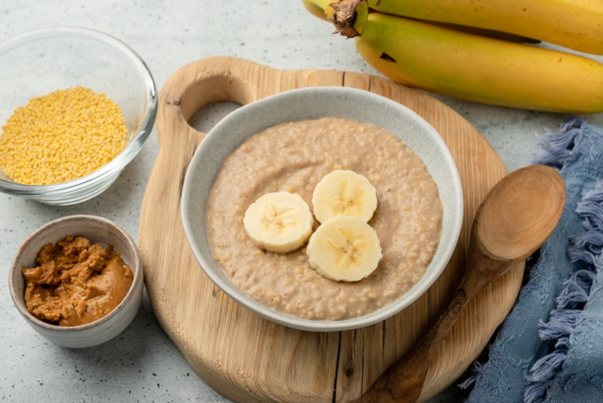 Bananengierstpudding op plantaardige melk met pindakaas