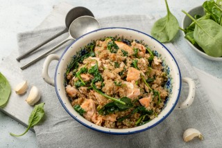 Salade met quinoa, spinazie en zalm