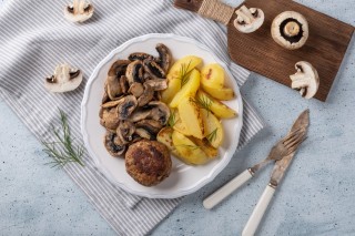Gehaktbal met krieltjes en champignons