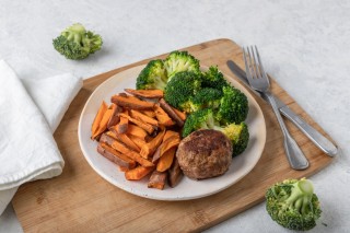 Gehaktbal met zoete aardappelfrites en broccoli