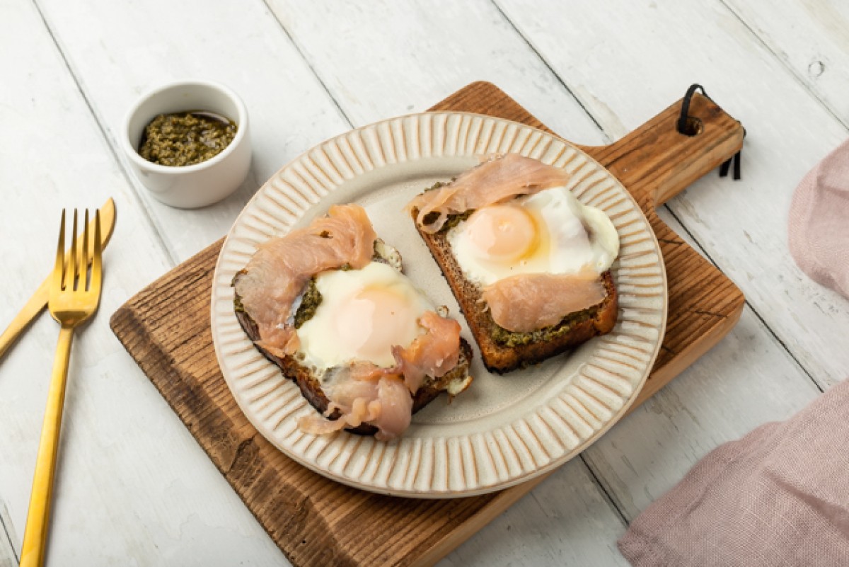 Jajko w chlebie z łososiem wędzonym i pesto