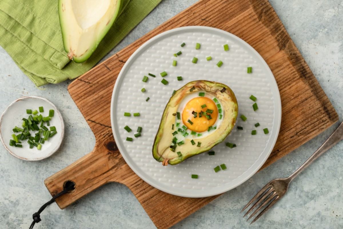 Huevo gratinado en aguacate