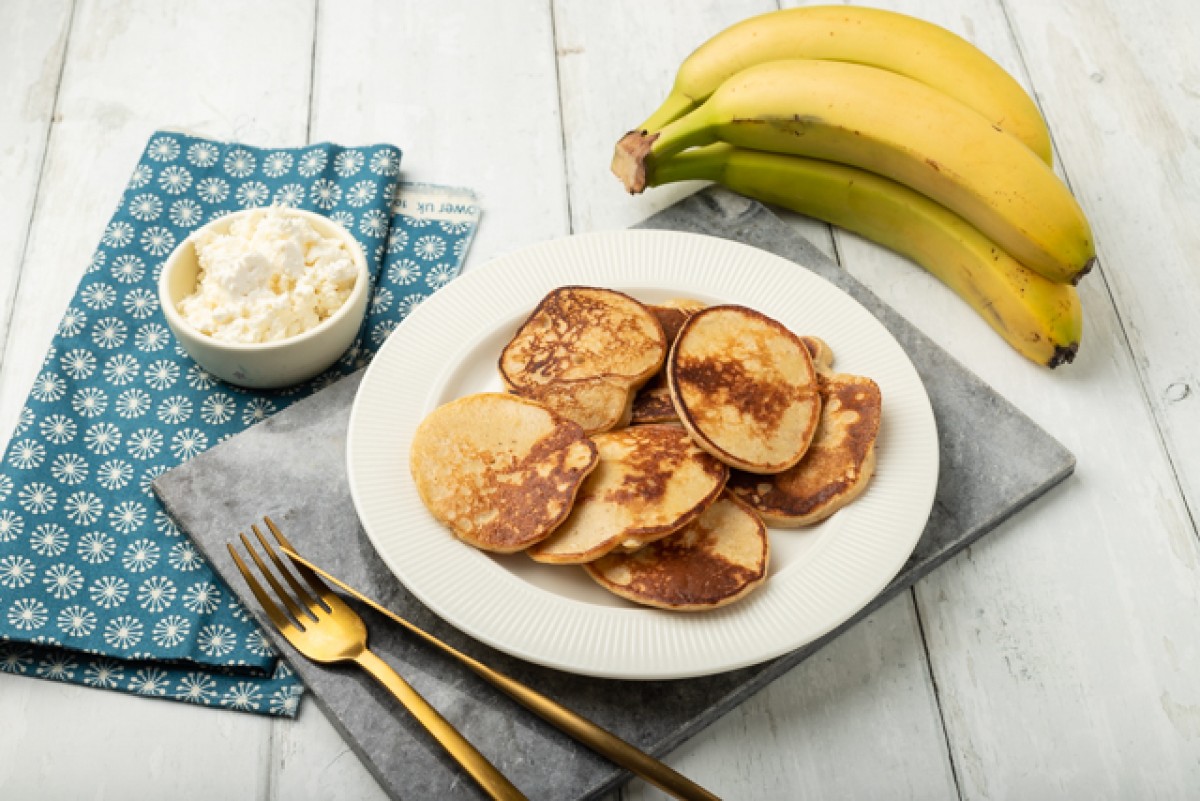Tortitas de requesón con plátano