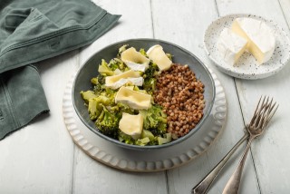Sémola de trigo con salsa de brócoli y camembert