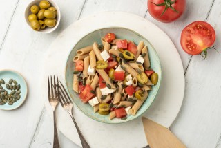 Ensalada de pasta con aceitunas, pipas de calabaza y feta