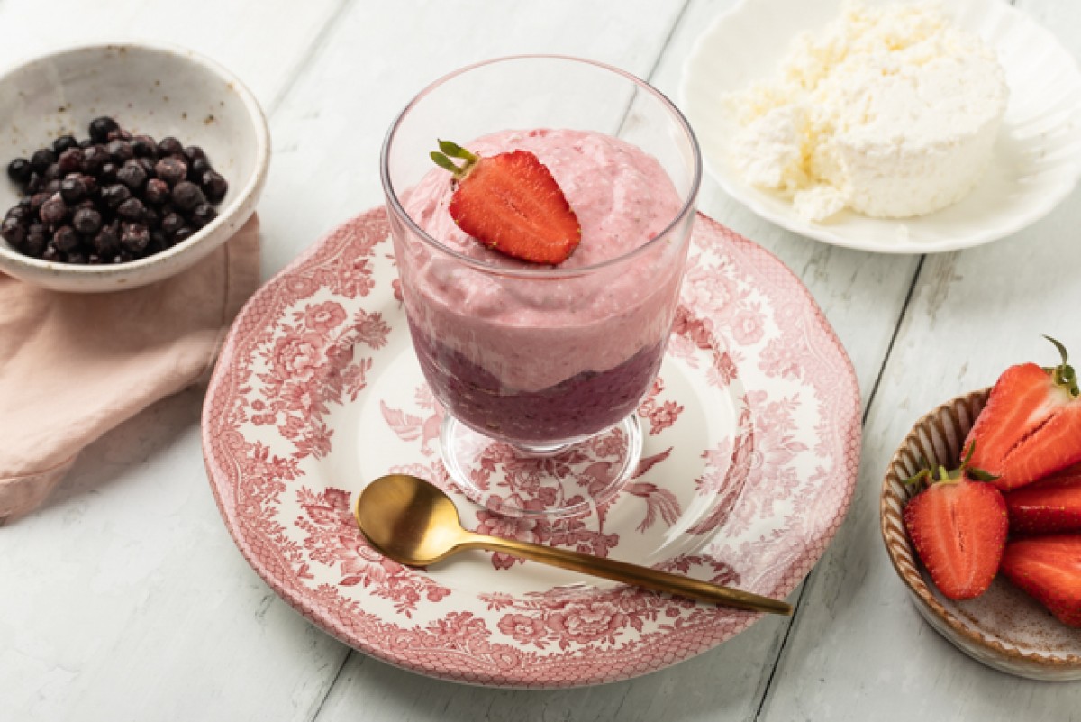 Postre de requesón con arándanos negros y fresas