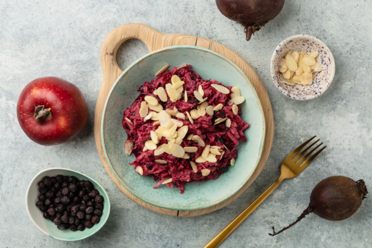 Insalata di barbabietole, mele e mirtilli con mandorle