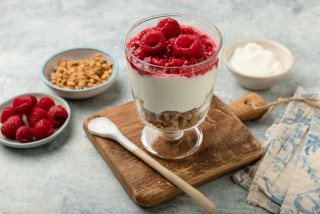 Yogurt con lamponi e muesli