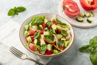 Insalata light di lattuga iceberg e verdure