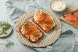 Tartine con salmone affumicato e crema di formaggio