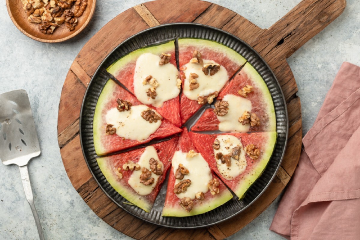 Gebackene Wassermelone mit Mozzarella und Nüssen