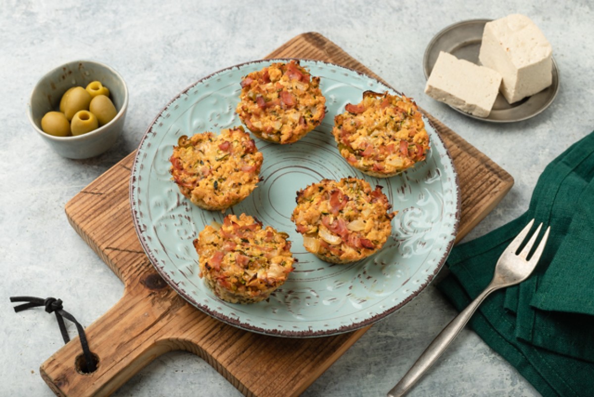 Herzhafte Muffins mit Tofu und Oliven