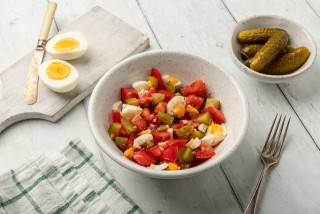 Salade met ei, augurken en tomaat