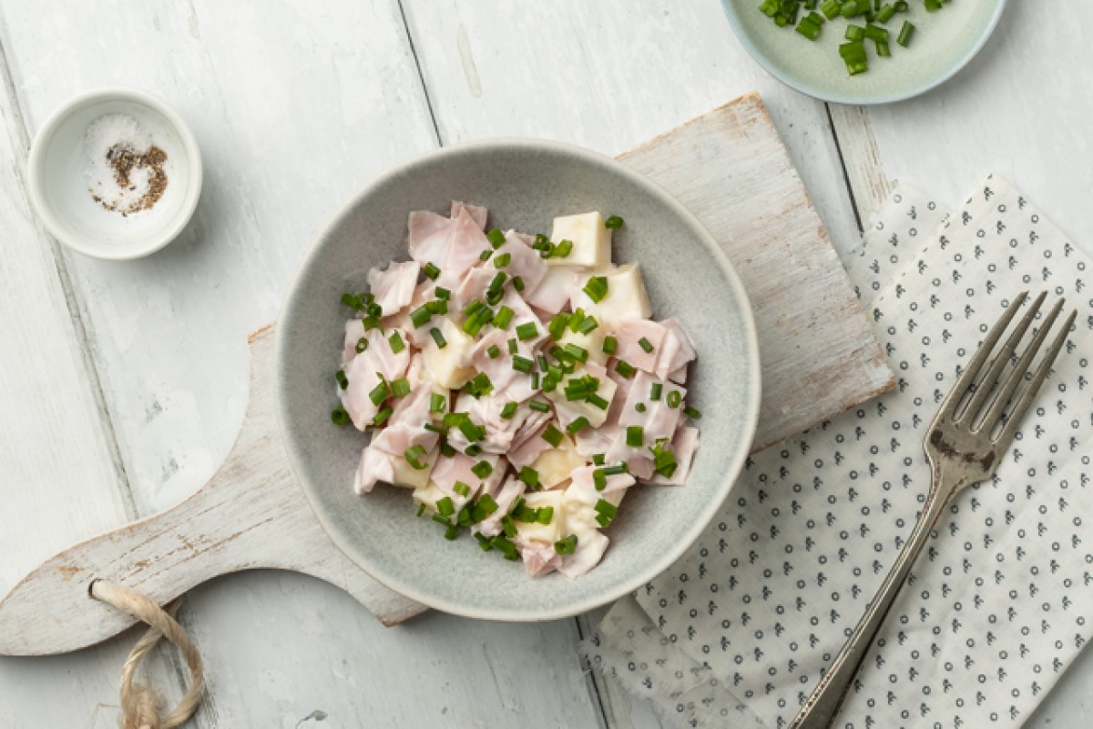 Kaas- en hamsalade met mayonaise