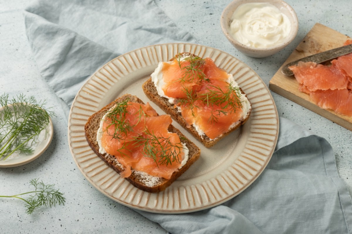 Räucherlachs- und Frischkäse-Sandwiches