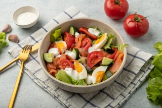 Salade met ei en gerookte zalm