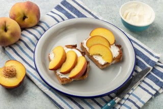 Toast con ricotta e pesche