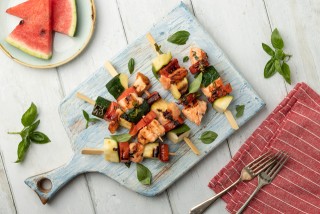 Spiedini di salmone con anguria e zucchine
