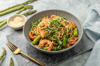 Espárragos con espaguetis y gambas