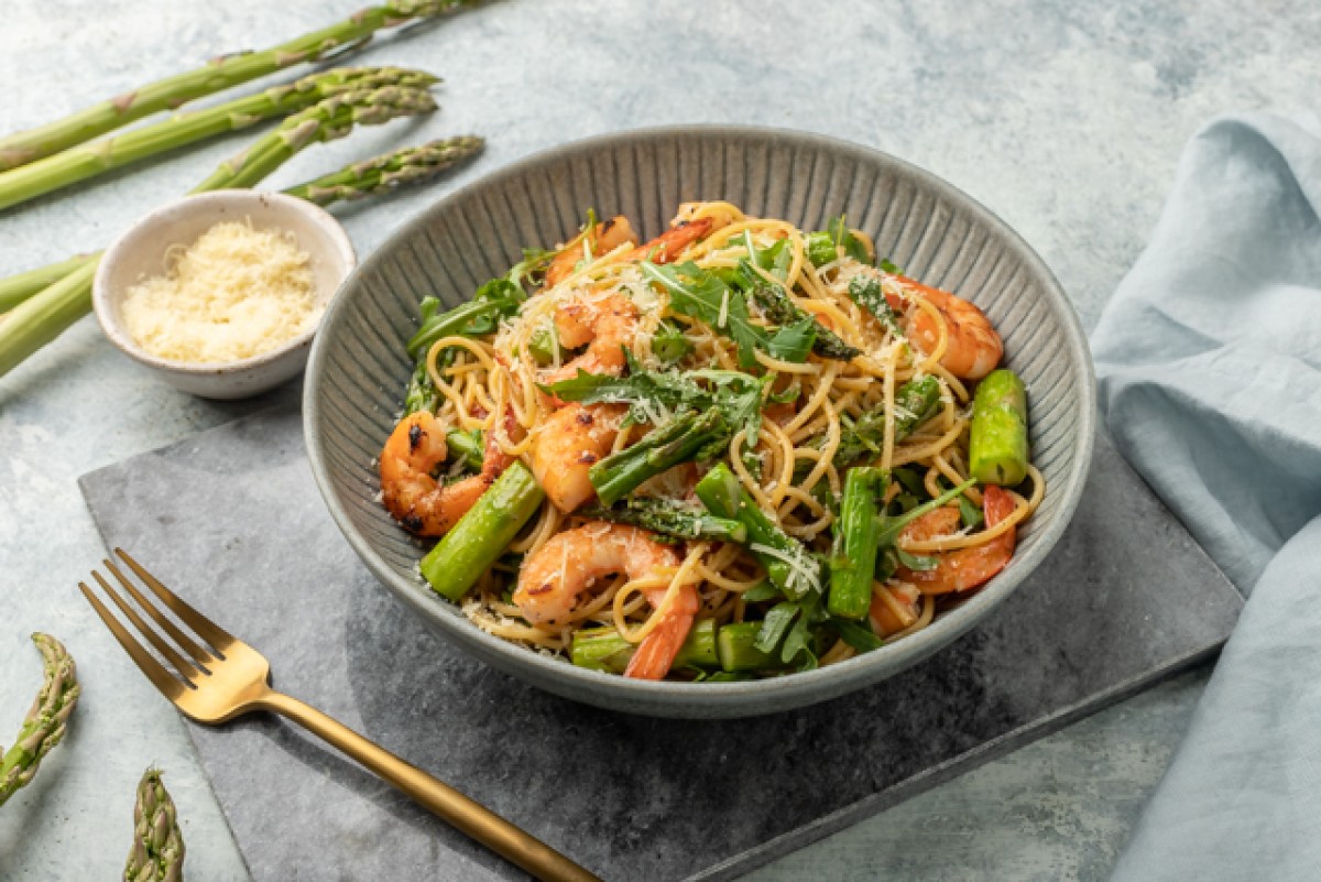Espárragos con espaguetis y gambas
