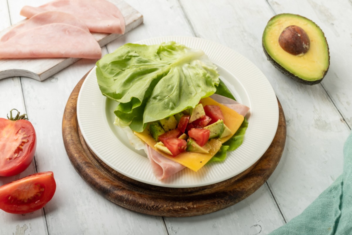 Tartina di lattuga con avocado e prosciutto