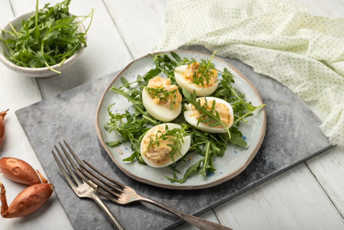 Uova ripiene con rucola