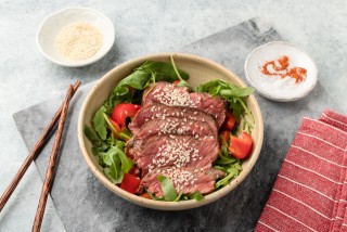 Insalata di manzo, verdure e sesamo