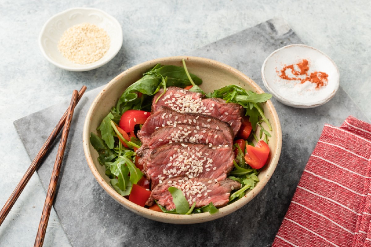 Ensalada con carne de vacuno, verduras y sésamo