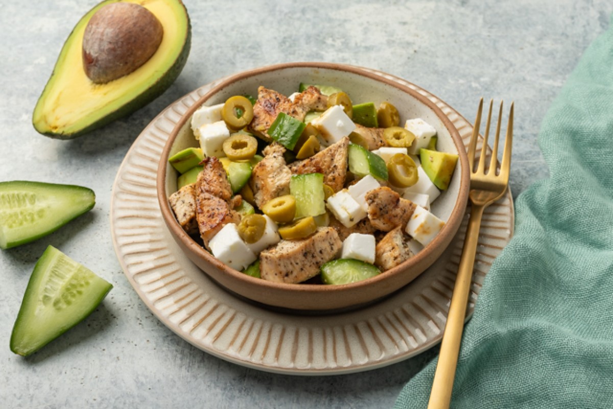 Salade met kip, avocado en olijven