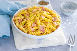 Makaron z fasolką szparagową, szynką i serem