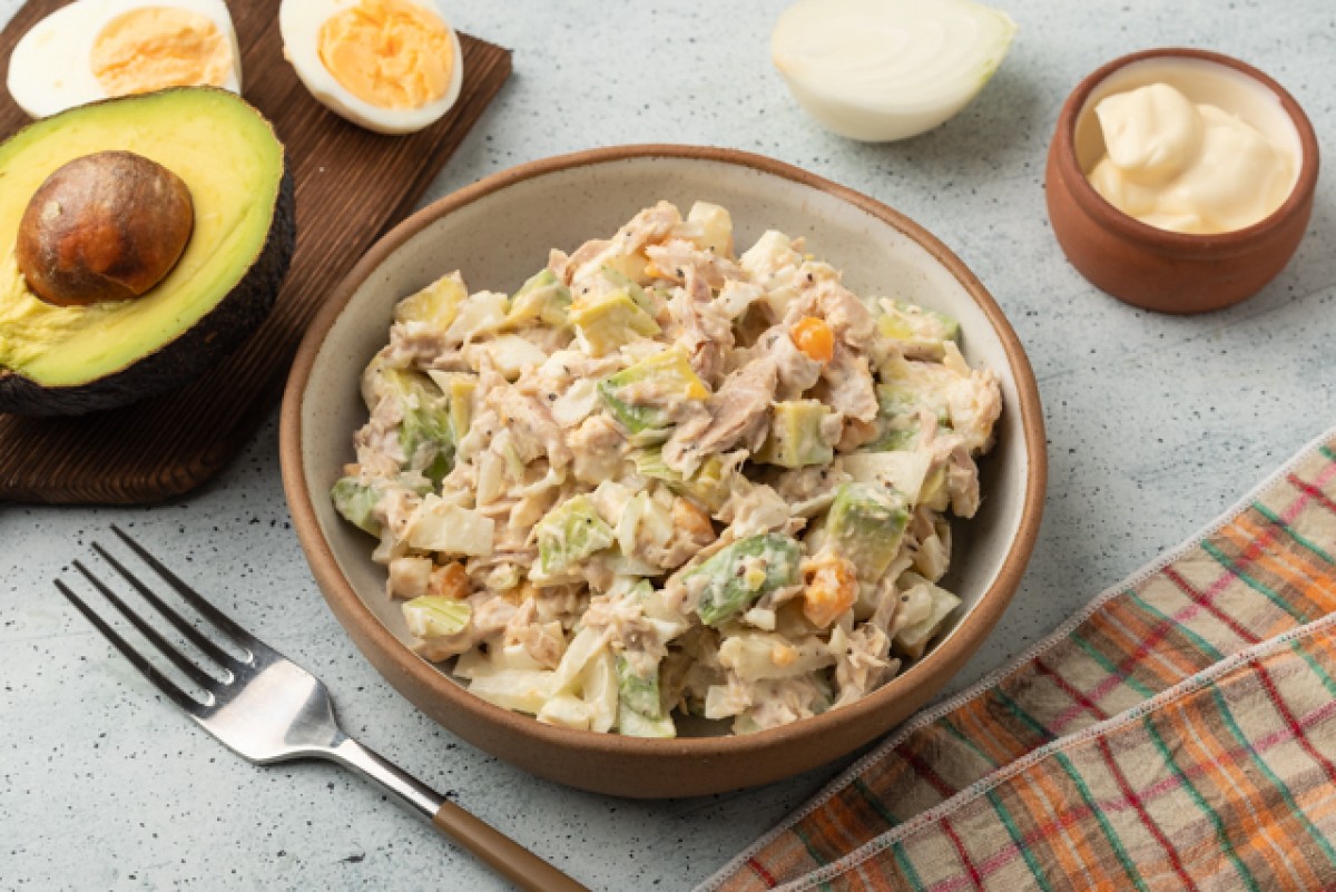 Insalata con tonno, uova e avocado