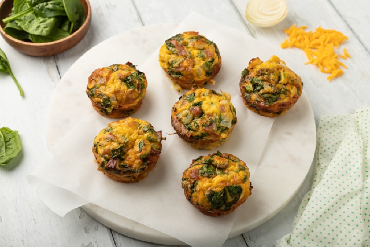 Muffin a basso contenuto di carboidrati con prosciutto, formaggio e verdure