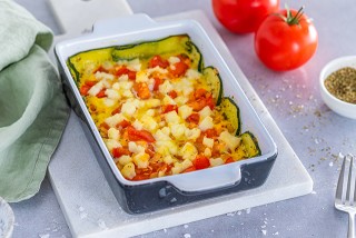 Cukinia zapiekana z jajkami i serem halloumi