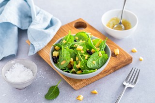 Sałatka szpinakowa z serem kozim i jagodami